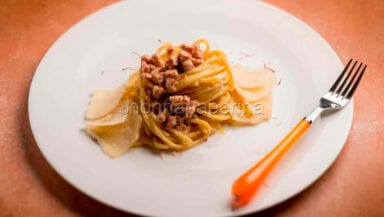 spaghetti con luganega e zafferano