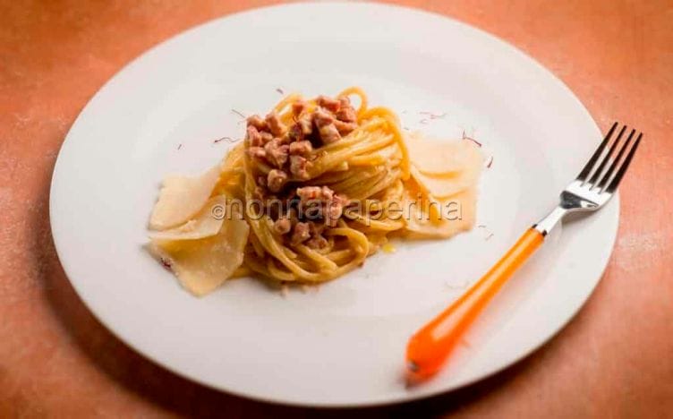 spaghetti con luganega e zafferano