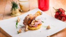 Coscia di anatra su rosti di patate e funghi all’aceto