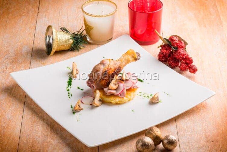 Coscia di anatra su rosti di patate e funghi Coscia di anatra su rosti di patate e funghi