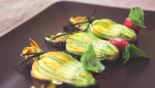 Fiori di zucca farciti ai formaggi, un piatto delicato