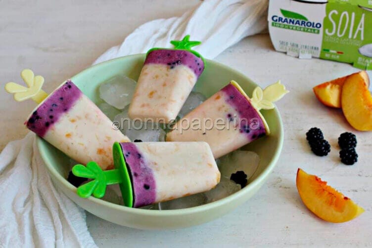 Frozen yogurt pesche e more: una merenda sana frozen yogurt pesche e more