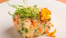 Insalata russa con maionese di riso e uova di quaglia