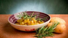 Patate al rosmarino, un contorno molto apprezzato Patate al rosmarino, un contorno molto apprezzato