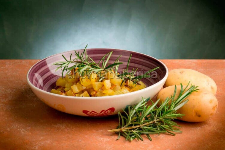 Patate al rosmarino, un contorno molto apprezzato Patate al rosmarino