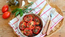 Pomodori in padella alle erbe e capperi: super piatto