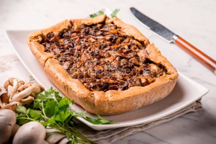 Torta con farina integrale ai funghi dal sapore unico Torta integrale ai funghi