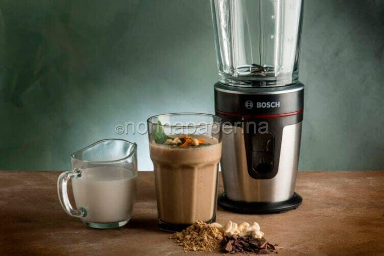 Frullato di Triphala e bevanda di mandorla per una merenda sana Frullato di Triphala e bevanda di mandorla