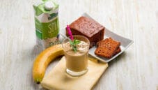 Frullato al pan di spezie, banana, avocado e latte di soia