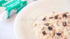 Risotto con mirtilli e stracchino, un primo semplice e gustoso