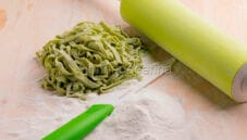 Un buon piatto di tagliatelle con farina di piselli