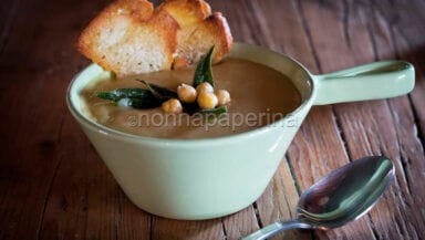 vellutata di ceci alla salvia