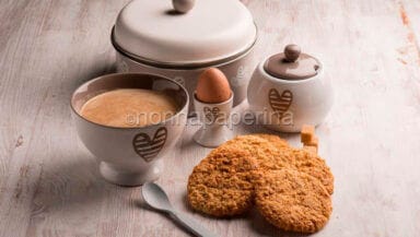 biscottoni con gocce di cioccolato bianco