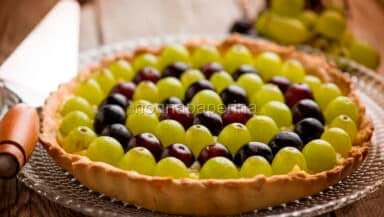 Crostata con uva bianca e nera