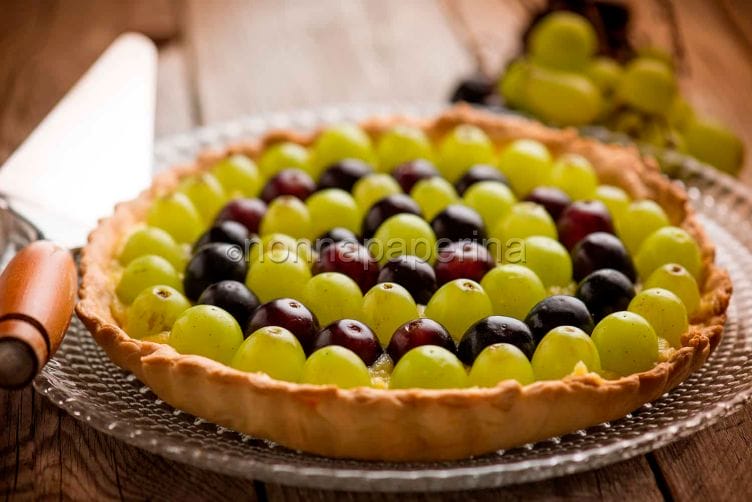 Crostata con uva bianca e nera