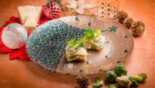 La millefoglie di mais e cavoletti su pesto di cavolo nero