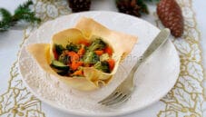 Cestino di lasagnetta con verdure, un piatto sano