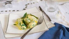 Gnudi agli spinaci e ricotta, piatto tipico della tradizione toscana Gnudi agli spinaci e ricotta, piatto tipico della tradizione toscana