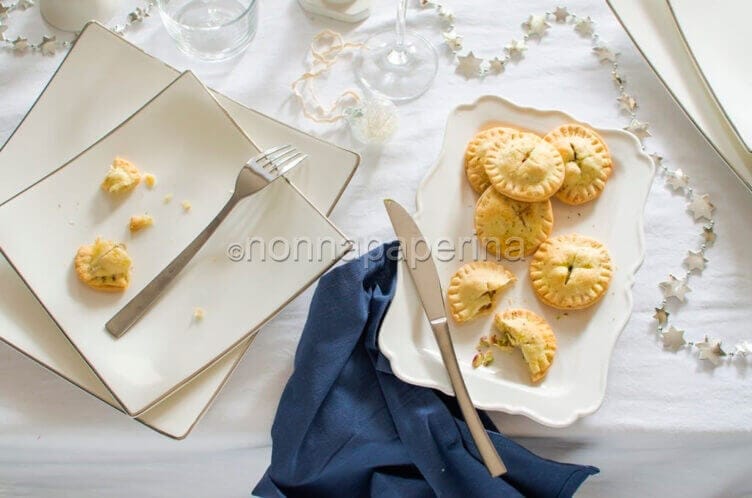 Mini pie pistacchi, pere e gorgonzola, anglosassone mini pie pistacchi pere e gorgonzola