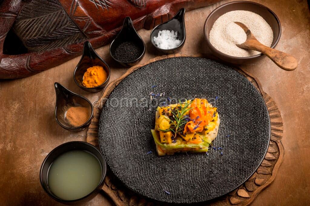 Bocconcini di pollo con fonio e verdure