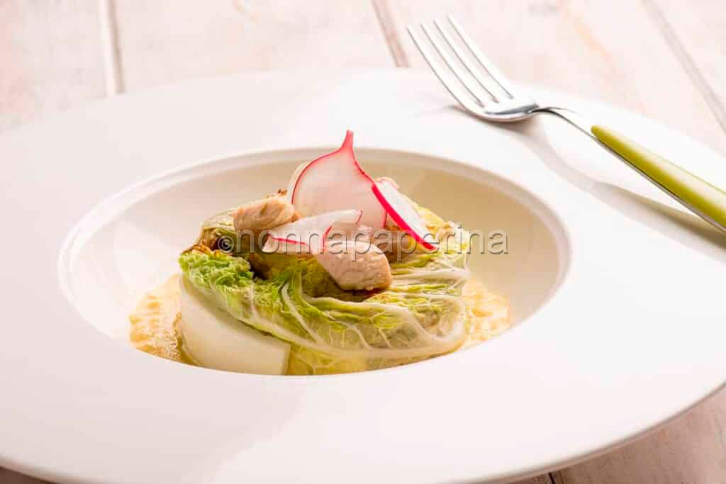 Fagottino di cavolo cinese con cuori di pollo stufato ai carciofi