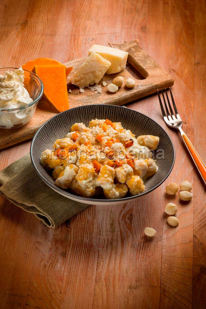 Gnocchi di zucca con crema al mascarpone e noci Gnocchi di zucca con crema al mascarpone e noci