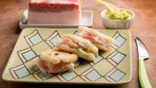 Arepas farcite con guacamole e petali di lardo Arepas farcite con guacamole e petali di lardo