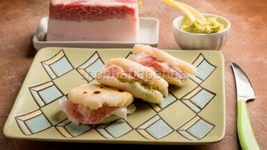 arepas farcite con guacamole