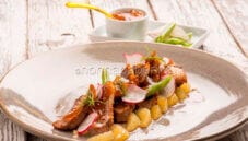 Tagliata di anatra arrosto e mapo al rosmarino, un piatto unico