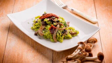 tagliatelle con sugo di pioppetti e pomodori secchi