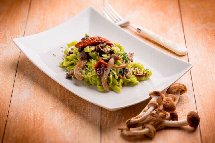 Tagliatelle con sugo di pioppetti e pomodori secchi tagliatelle con sugo di pioppetti e pomodori secchi