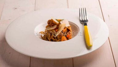 Tagliolini di canapa con ragu di anatra e vellutata di pomodori arrosto