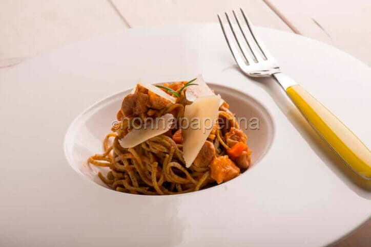 Tagliolini di canapa con ragu di anatra e vellutata di pomodori arrosto Tagliolini di canapa con ragu di anatra e vellutata di pomodori arrosto