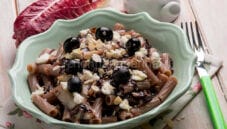 Pasta al grano saraceno con radicchio e olive nere, una delizia Pasta al grano saraceno con radicchio e olive nere, una delizia