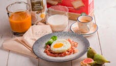 Colazione con estratto di mele e carota per iniziare bene