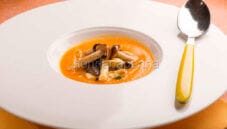 Vellutata di zucca e pioppini per cene d’inverno Vellutata di zucca e pioppini per cene d’inverno