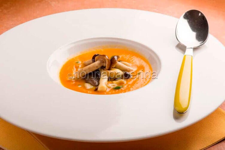 Vellutata di zucca e pioppini per cene d’inverno Vellutata di zucca e pioppini alla curcuma