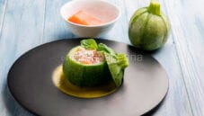 Zucchina tonda ripiena con salmone e ricotta