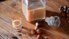Liquore alla crema di nocciole e cannella, un drink gustoso Liquore alla crema di nocciole e cannella, un drink gustoso