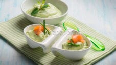 Mini coppette di avocado con salmone, un antipasto salutare Mini coppette di avocado con salmone, un antipasto salutare