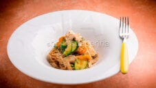 Spaghetti di riso con verdure, a tavola con semplicità