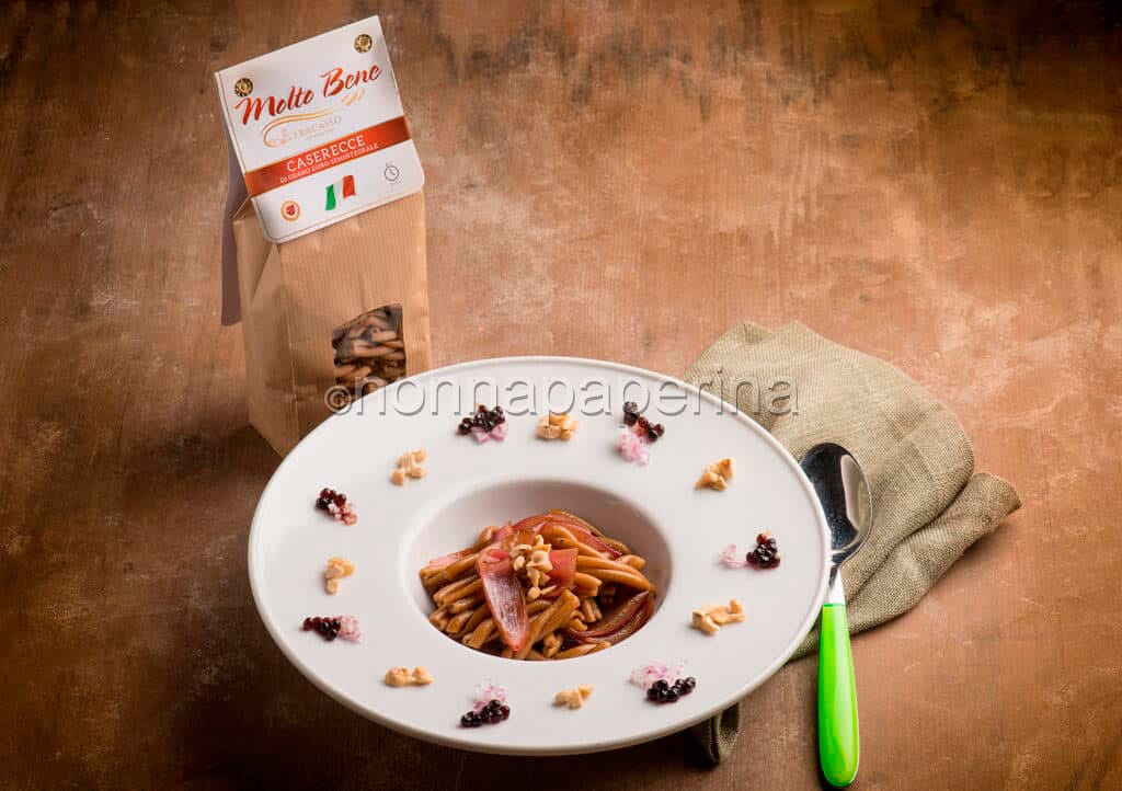 caserecce con petali di cipolla di Tropea