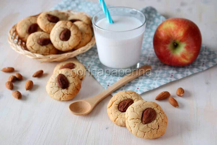colazione con biscotti di mandorla