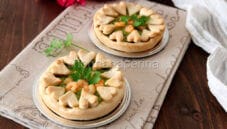 Tartellette salate con asparagi e gamberetti