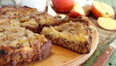 Torta rovesciata alle mele e spezie: originalità a tavola!