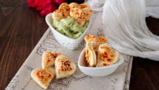 Dip di broccolo romanesco e salatini hot: gustosi