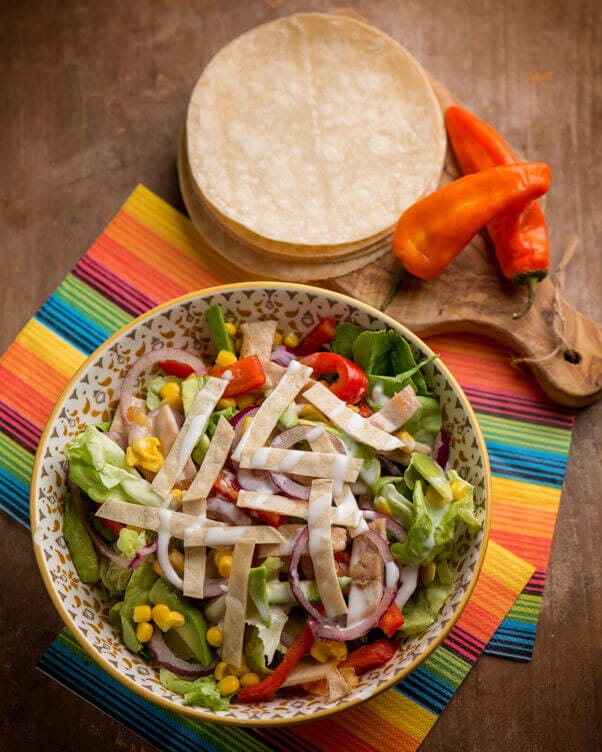 insalata di pollo con tortillas 