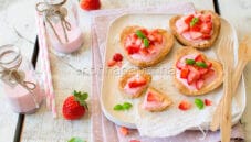 Crostatine allo yogurt e fragole: dolcezza e bontà Crostatine allo yogurt e fragole: dolcezza e bontà