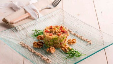 insalata di quinoa con edamame, noci e bacche di goji