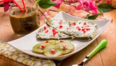 Piadina di spirulina con crema spalmabile e kiwi Piadina di spirulina con crema spalmabile e kiwi